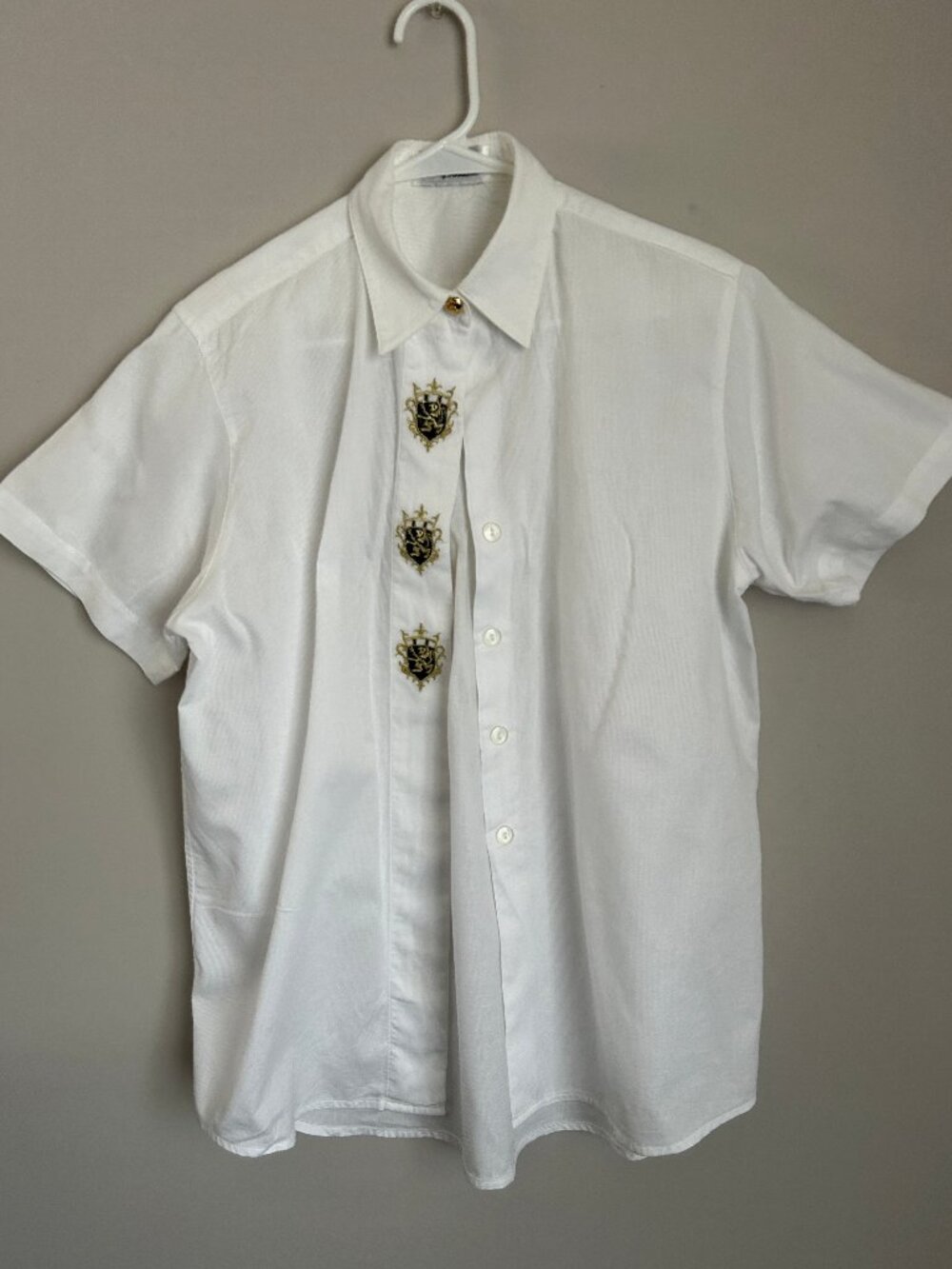 Vintage S/S White Poplin "Poison Collection" Y2K Preppy Lion Crest/Patch/Emblem